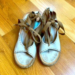 Indigo tie up wedges, tan and white, Size 7